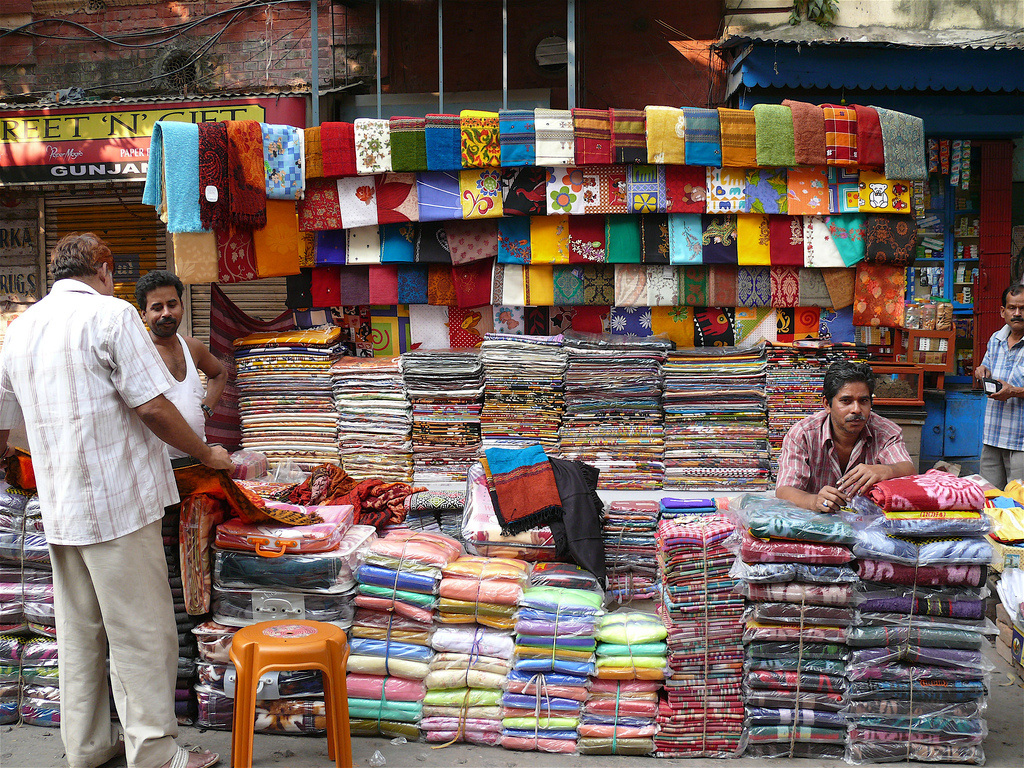 कोलकाता के बाजार में तौलियाँ