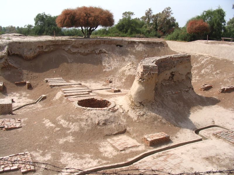 चित्र:Well-And-Bathing-Platforms-Harappa.jpg