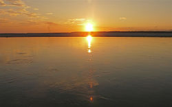 ब्रह्मपुत्र नदी से सूर्यास्त का दृश्य