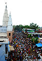 दानघाटी मन्दिर के सामने श्रद्धालुओं की भीड़, गोवर्धन, मथुरा