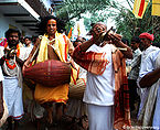 गुरु पूर्णिमा पर श्रृध्दालुओं का भजन-कीर्तन, गोवर्धन, मथुरा Devotees Chanting Bhajans On Guru Purnima, Govardhan, Mathura