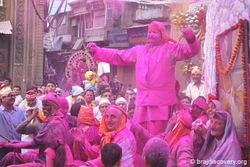 मथुरा के 'होली दरवाज़ा' पर होली का दृश्य