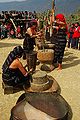 चावल और भूसी को अलग करने का पारंपरिक तरीक़ा, नागालैंड