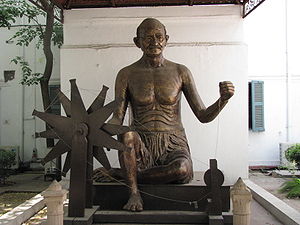 चरखे पर सूत कातते गाँधी जी, गांधी स्मृति संग्रहालय, दिल्ली
