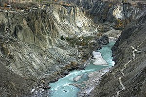 पहाड़ियों से गुजरता रेशम मार्ग