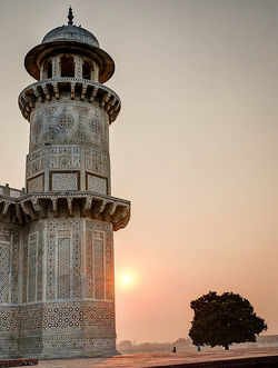 प्रसिद्ध ऐतिहासिक 'एतमादुद्दौला का मक़बरा'