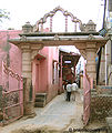 जतीपुरा मंदिर, प्रवेश द्वार, गोवर्धन