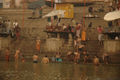 गंगा नदी के घाट पर श्रद्धालु स्नान करते हुए