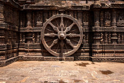 कोणार्क सूर्य मंदिर स्थित धर्मचक्र