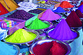 बाज़ार में विभिन्न रंगो का दृश्य