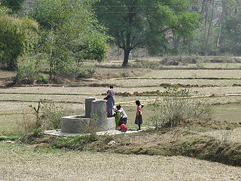 कुआँ से पानी भरते महिला और बच्चे