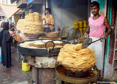 फ़ेनी बनती हुई, मथुरा