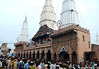गुरु पूर्णिमा पर दानघाटी में श्रद्धालुओं की भीड़ , गोवर्धन, मथुरा Crowd Of Devotees In Front Of DanGhati Temple, Govardhan, Mathura