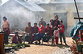 नागालैंड में चाय पीते हुए महिलाएँ और बच्चे