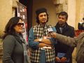 पत्रकारों को सम्बोधित करते हुए अनवर, साथ में गीतकार असीम अहमद अब्बासी