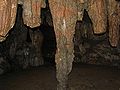 गुफा के अन्दर कैल्सियम से निर्मित स्तम्भ