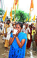 गुरु पूर्णिमा पर शंख बजाती श्रृध्दालु युवती, गोवर्धन, मथुरा Lady Blowing Conch On Guru Purnima, Govardhan, Mathura