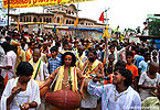 गुरु पूर्णिमा पर भजन-कीर्तन करते श्रृध्दालु, गोवर्धन, मथुरा Devotees Chanting Bhajans On Guru Purnima, Govardhan