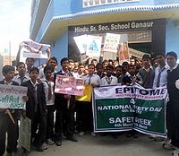 राष्ट्रीय सुरक्षा दिवस मनाते स्कूल के बच्चे