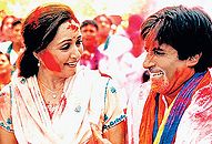 अमिताभ बच्चन और हेमा मालिनी, गीत- होली खेले रघुबीरा..., फ़िल्म- बाग़बान